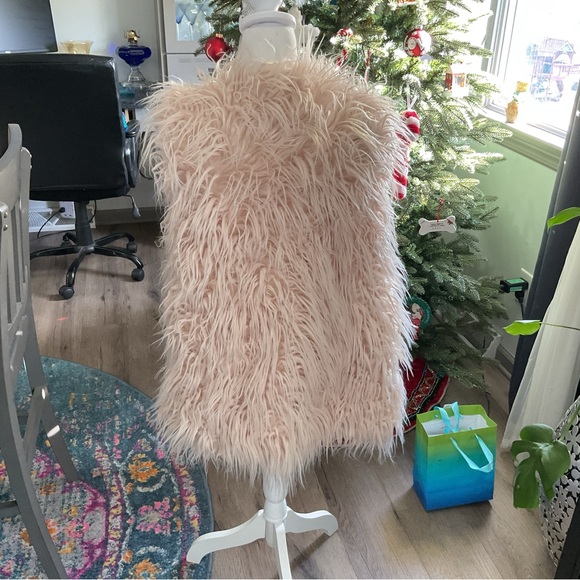 Women's Faux Fur Vest in Cream - Picture 3 of 4